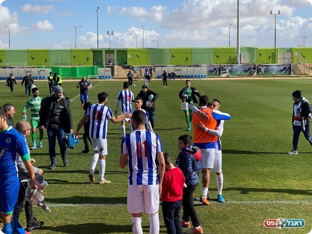 שחקני דימונה חוגגים (שי גבאי)